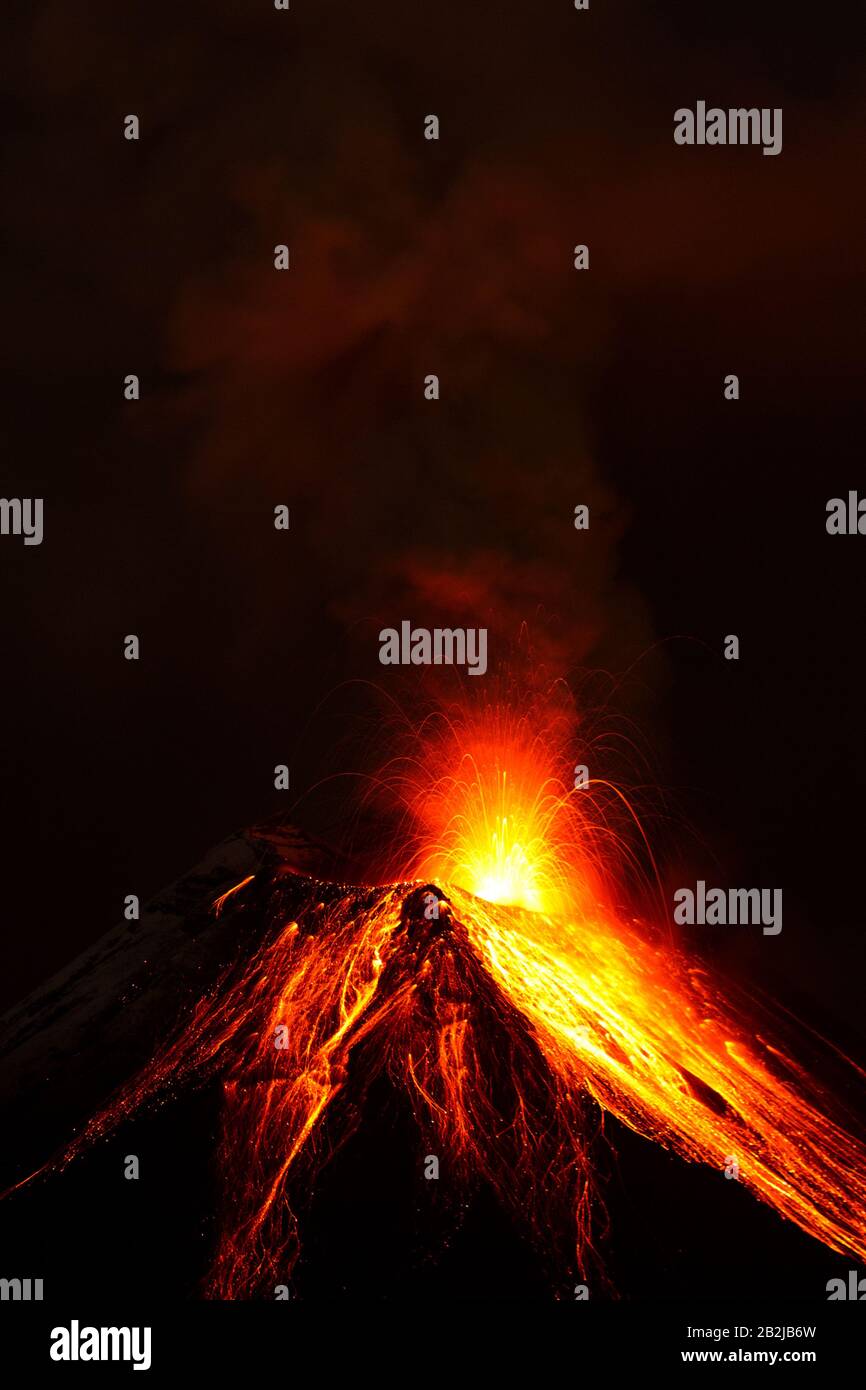 Explosion Du Volcan Tungurahua Dans La Nuit Du 28 11 2011 Photo De L'Équateur Avec Canon Eos Mark 4 Converti De La Quantité Brute Miniature De Son Visible Banque D'Images