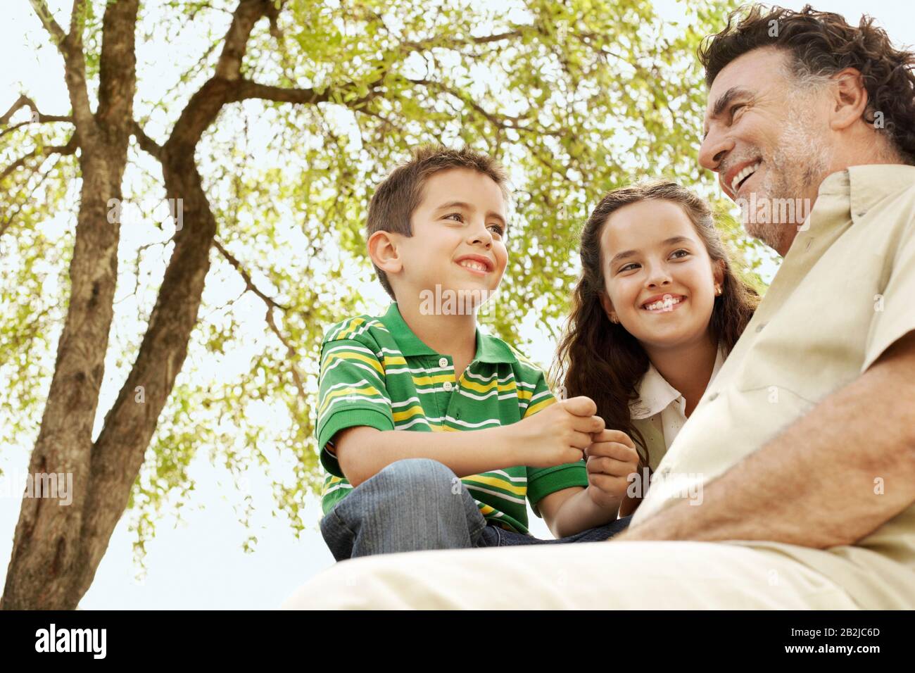 Garçon (7-9) et fille (10-12) avec grand-père vue de bas angle. Banque D'Images