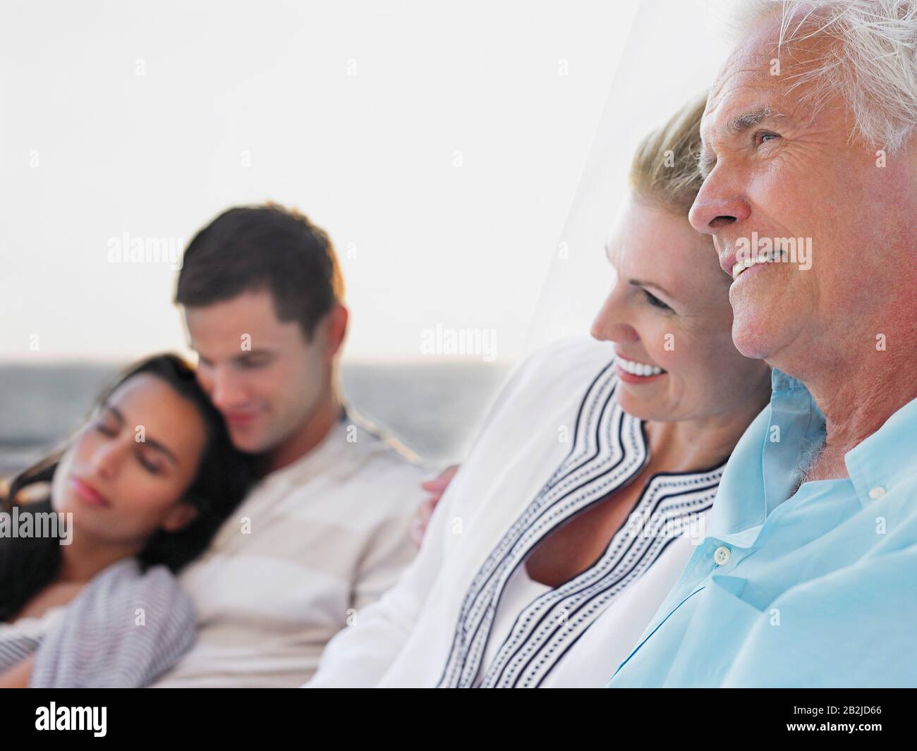 Couple jeune et d'âge moyen se détendre sur le yacht se concentrer sur le couple d'âge moyen Banque D'Images