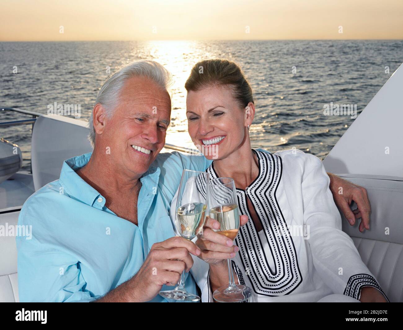 Couple d'âge moyen avec champagne Banque D'Images