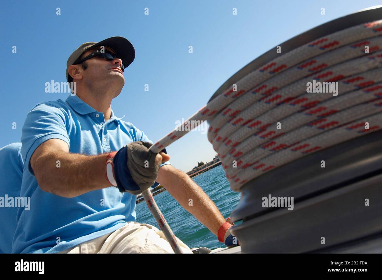 Corde de réglage du voile sur le bateau Banque D'Images