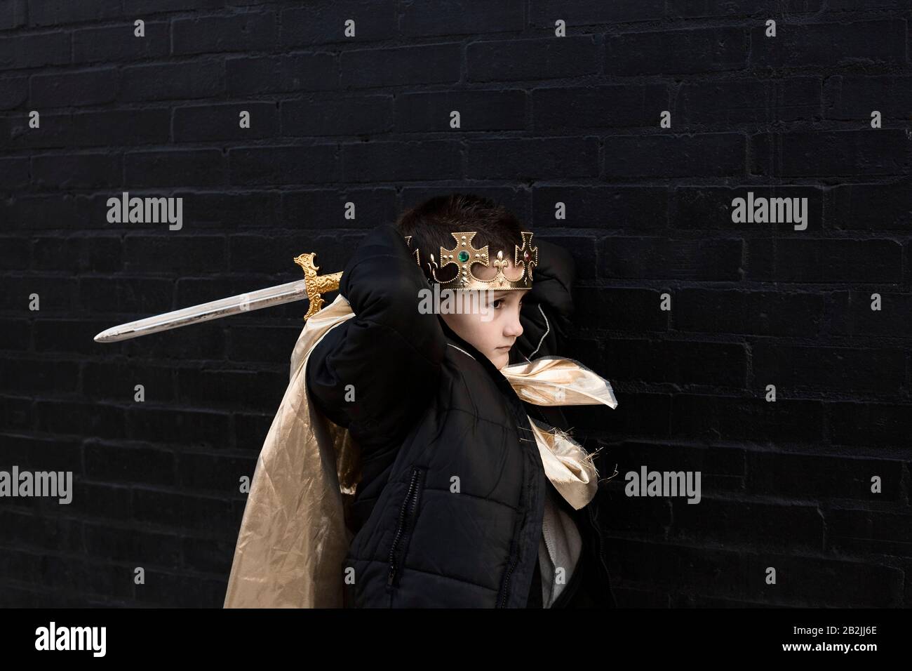 Garçon habillé comme roi avec l'épée Banque D'Images