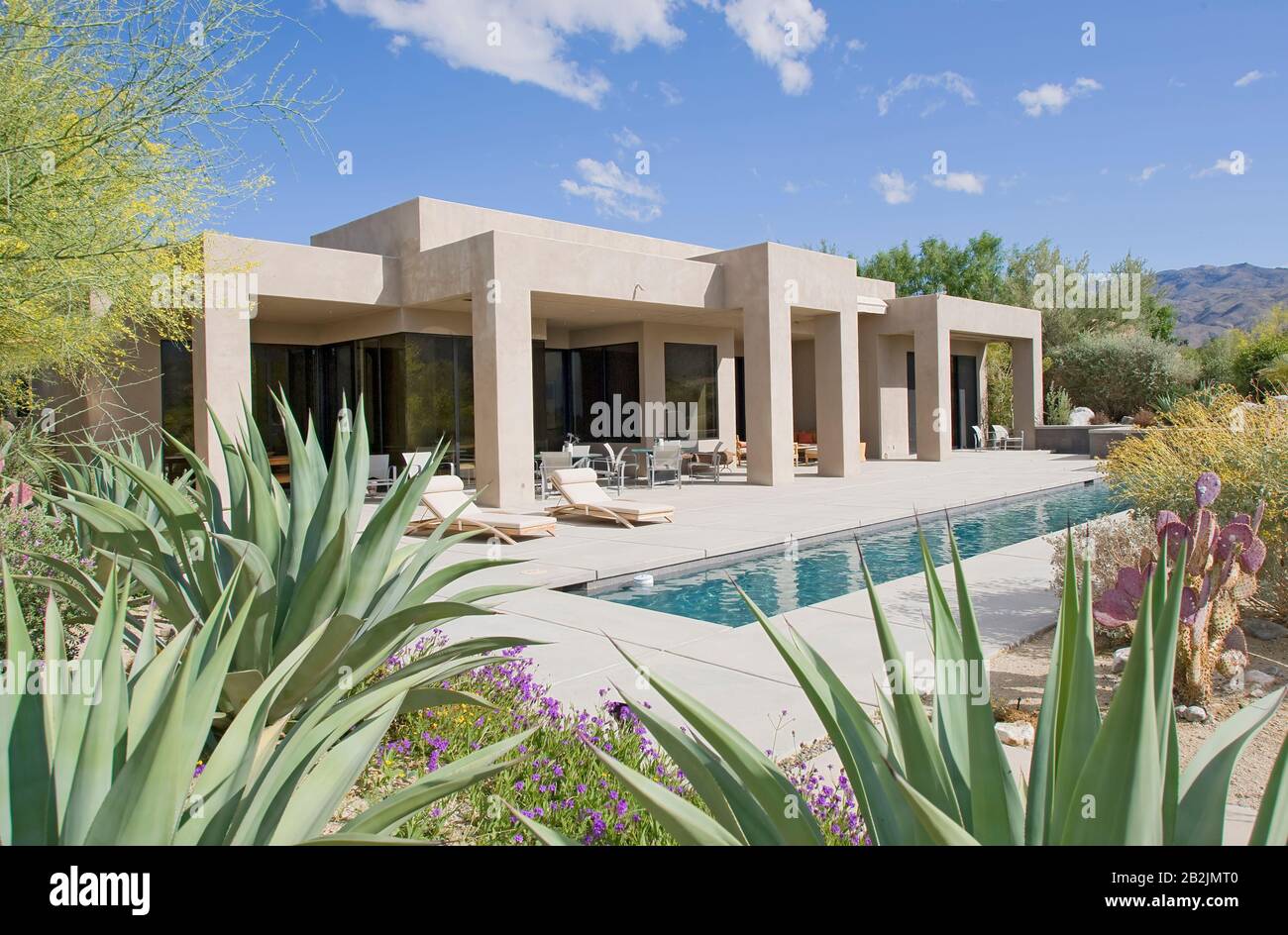 Petite piscine dans le patio du manoir Banque D'Images