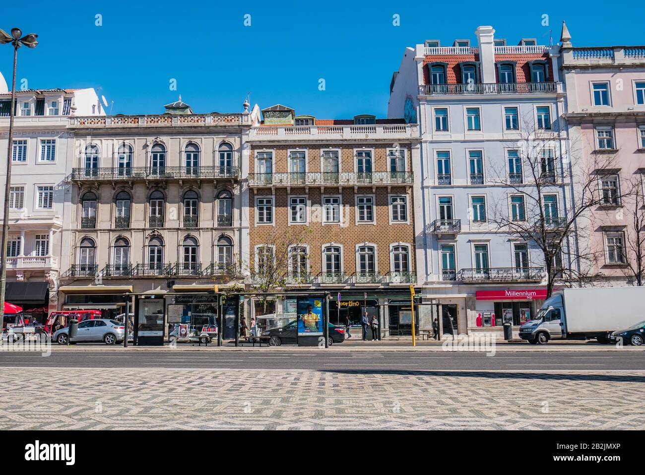 Maisons traditionnelles à Lisbonne avec un magasin en face au niveau de fond et un coin séjour en haut Banque D'Images