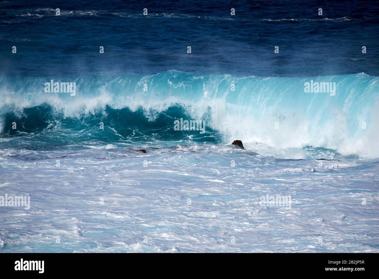 Des vagues bleues vertes qui se brisent s'écrasent dans la mer au large des côtes de Lanzarote îles canaries espagne Banque D'Images
