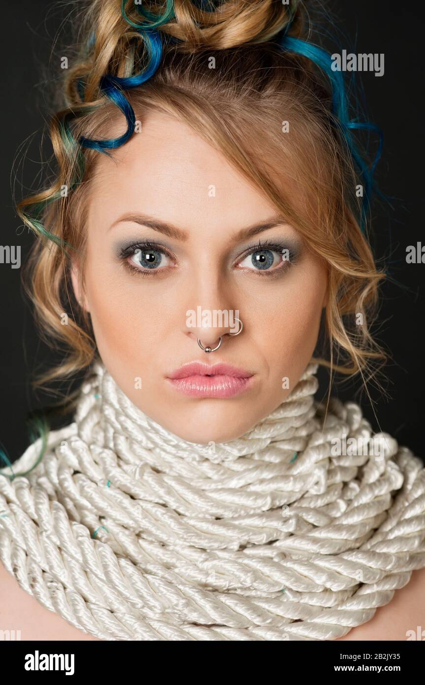 Portrait d'une belle femme blonde avec corde autour du cou Banque D'Images