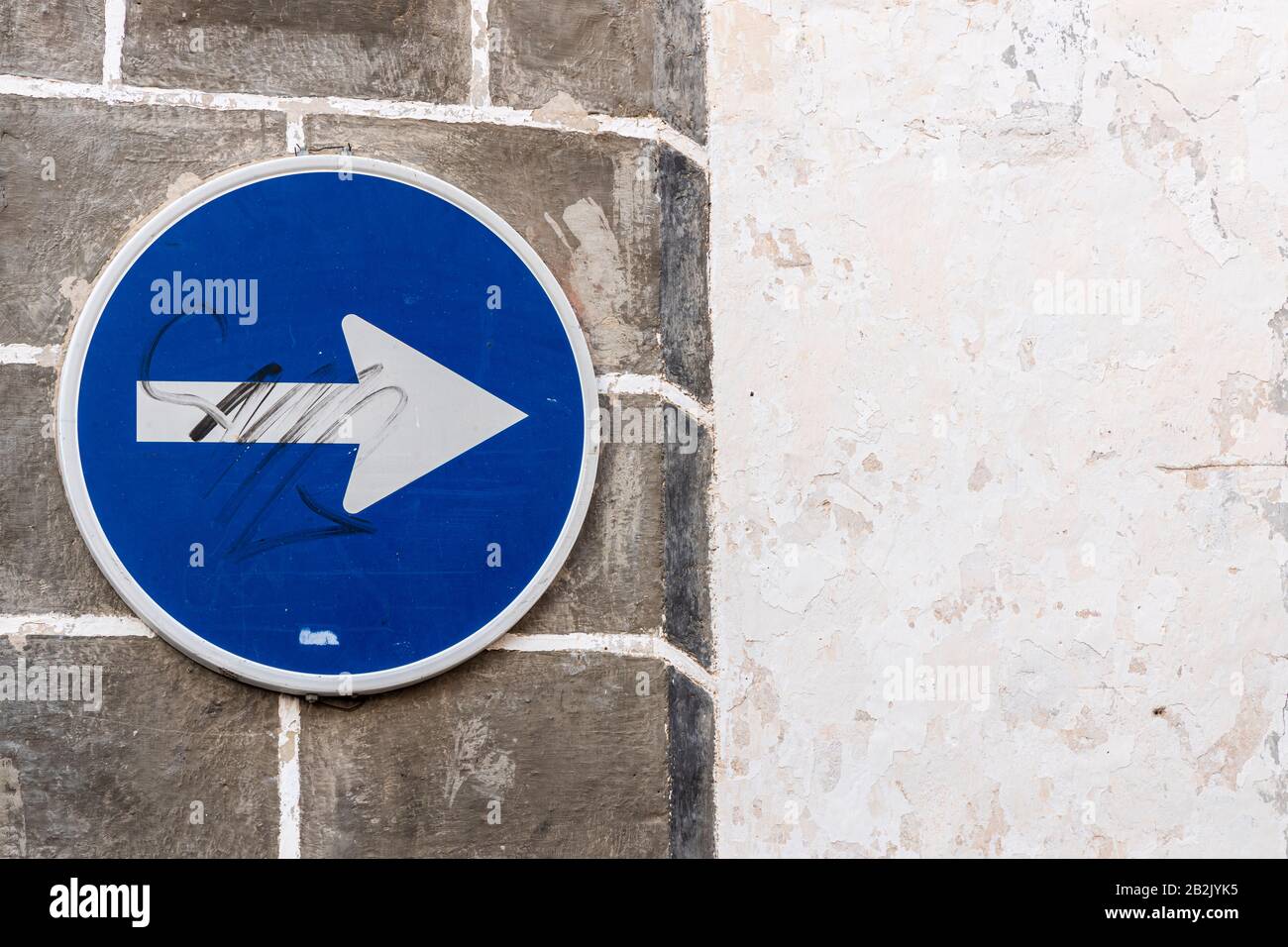 Panneau de signalisation à sens unique sur le vieux mur de la rue Vera à Guia de Isora, Tenerife, îles Canaries, Espagne Banque D'Images