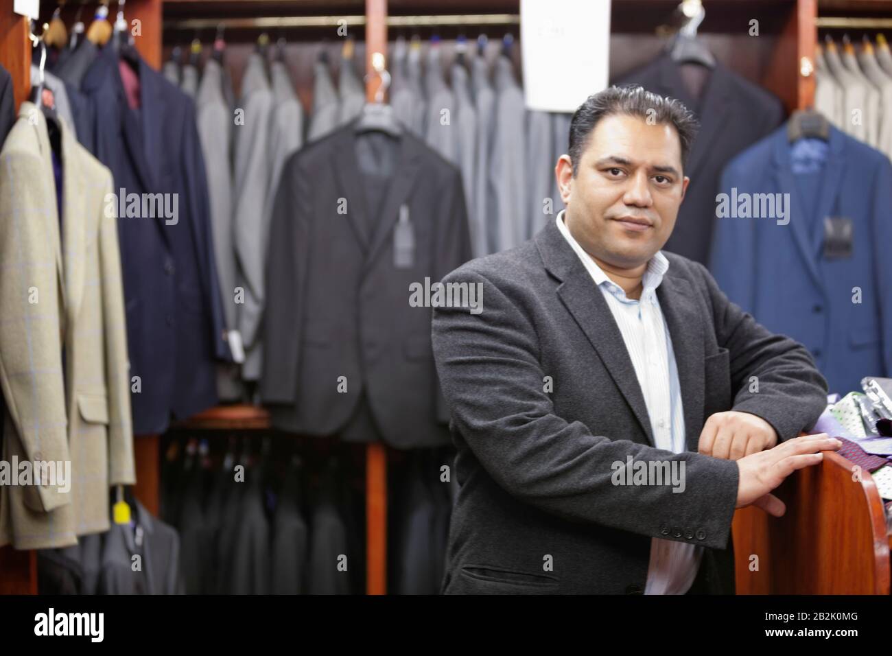 Portrait d'un homme d'affaires se tenant dans un magasin de vêtements pour hommes Banque D'Images