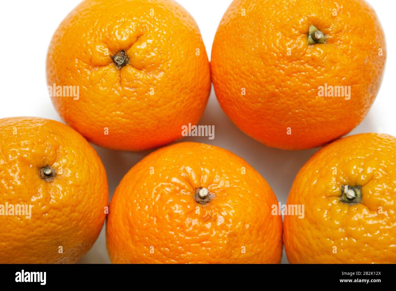 Gros plan d'oranges fraîches sur fond blanc Banque D'Images
