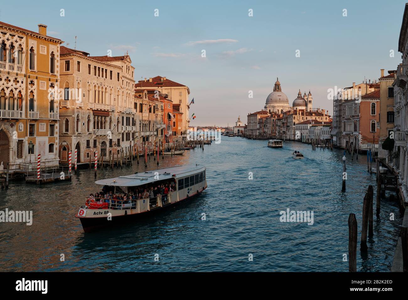 Vaporetto qui traverse le Grand Canal et en arrière-plan Basilique Santa Maria della Salute Banque D'Images