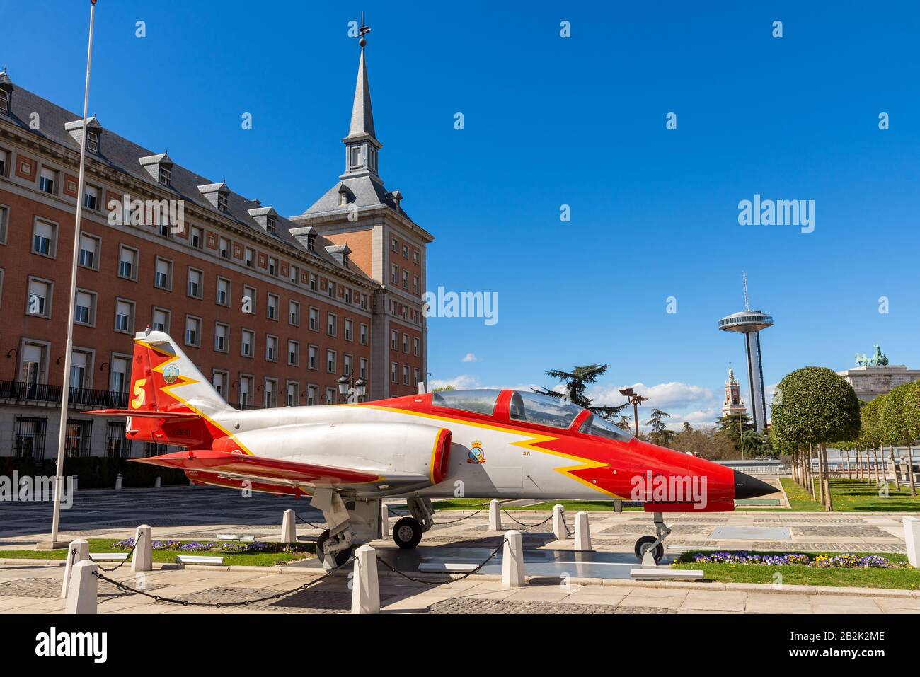 Un CASA C-101 Aviojet en dehors de l'Armée de l'air Espagnole Bâtiment dans Retiro, Madrid, Espagne Banque D'Images