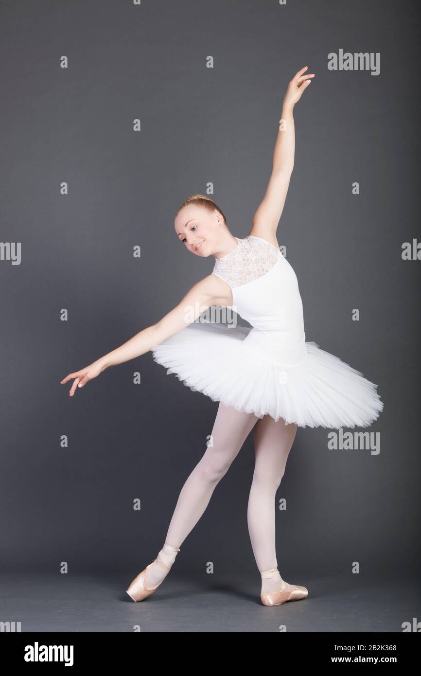Jolie ballerine dansant dans un studio Photo Stock - Alamy