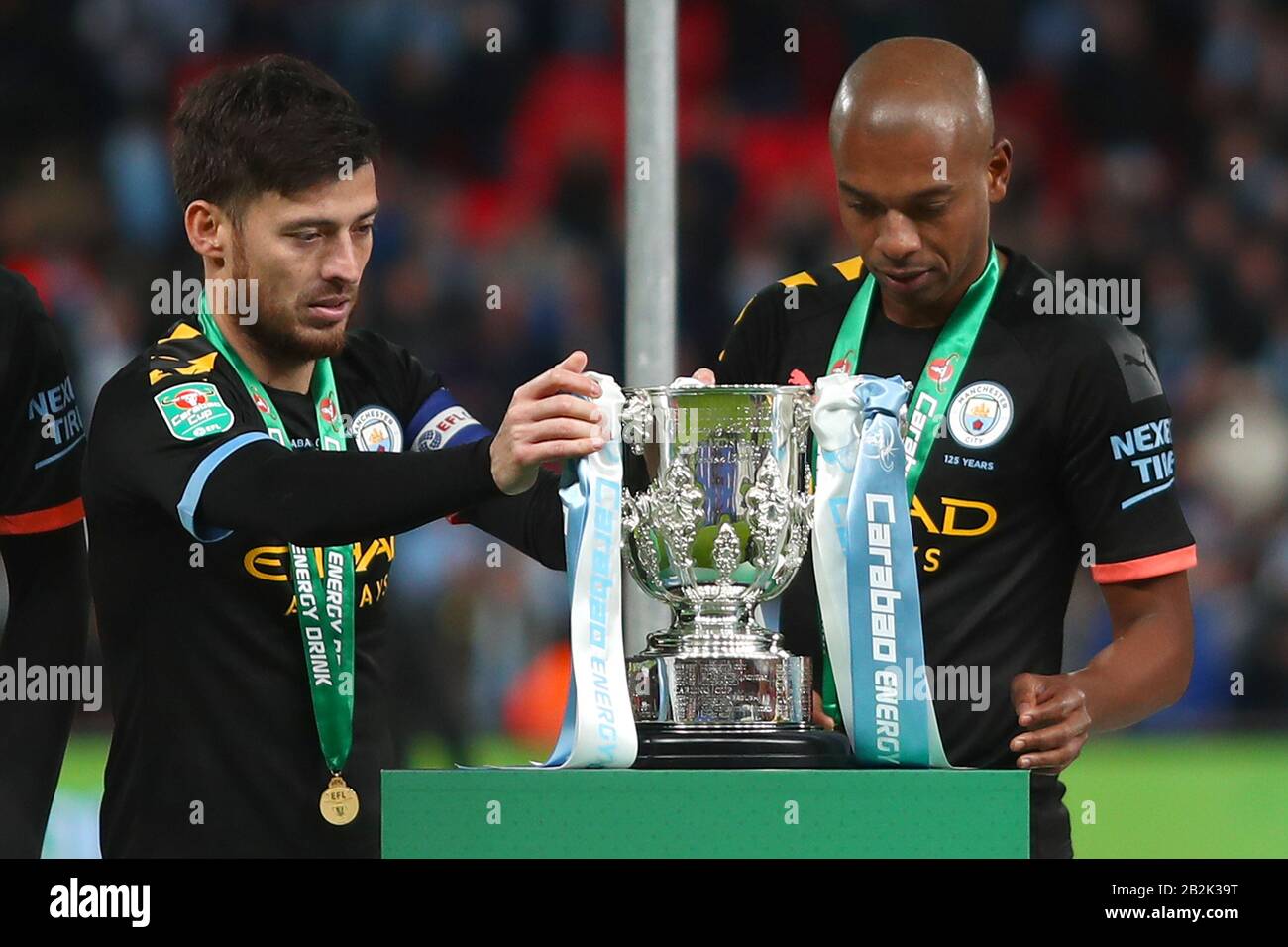 David Silva de Manchester City place le Carabao Cup Trophy avec le copain d'équipe, Fernandinho - Aston Villa / Manchester City, Carabao Cup final, Wembley Stadium, Londres, Royaume-Uni - 1 mars 2020 Usage éditorial Seulement - les restrictions DataCo s'appliquent Banque D'Images