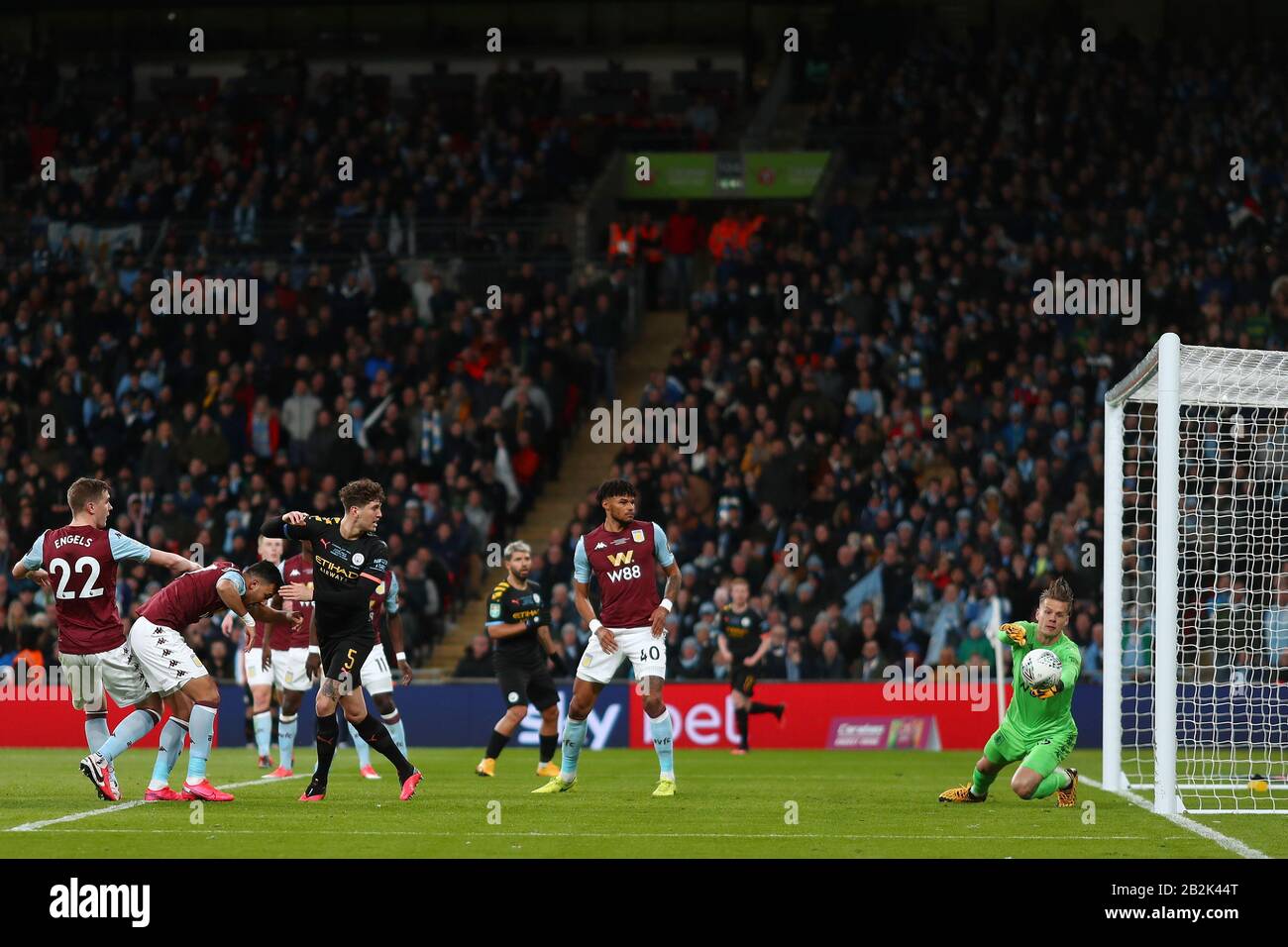 Orjan Nyland d'Aston Villa sauve un effort dirigé de John Stones de Manchester City - Aston Villa / Manchester City, Carabao Cup final, Wembley Stadium, Londres, Royaume-Uni - 1 mars 2020 Usage éditorial Seulement - les restrictions DataCo s'appliquent Banque D'Images