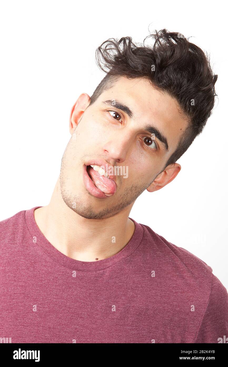 Portrait de jeune homme du Moyen-Orient faisant des visages drôles sur fond blanc Banque D'Images