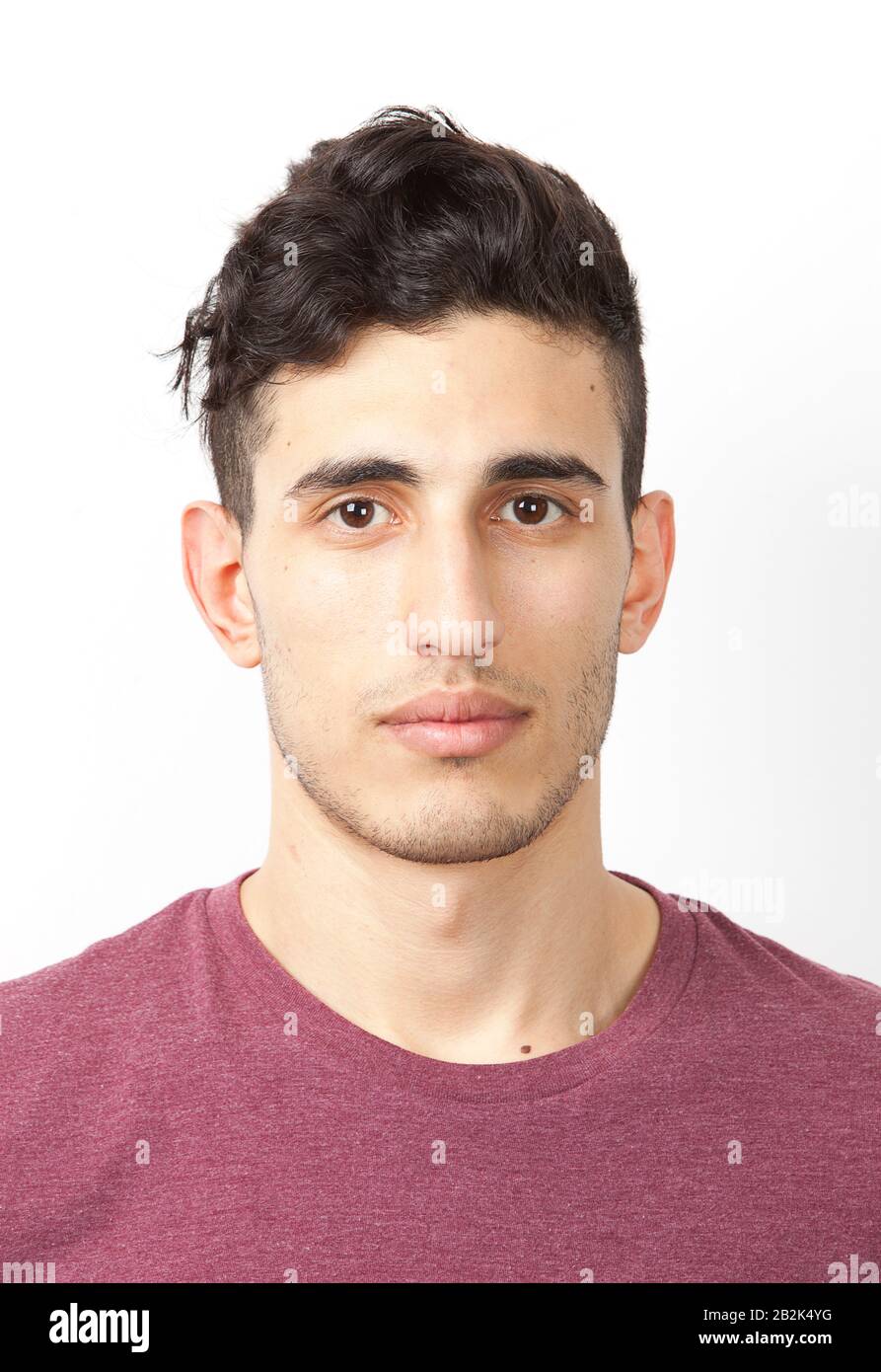 Portrait du jeune homme du Moyen-Orient sur fond blanc Banque D'Images