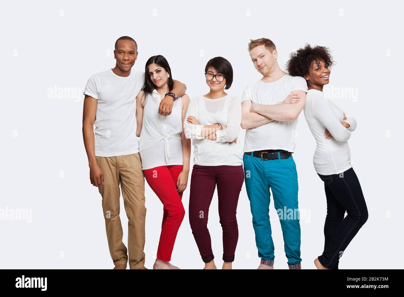 Portrait d'amis multiethniques dans des casuaux se tenant ensemble sur fond blanc Banque D'Images