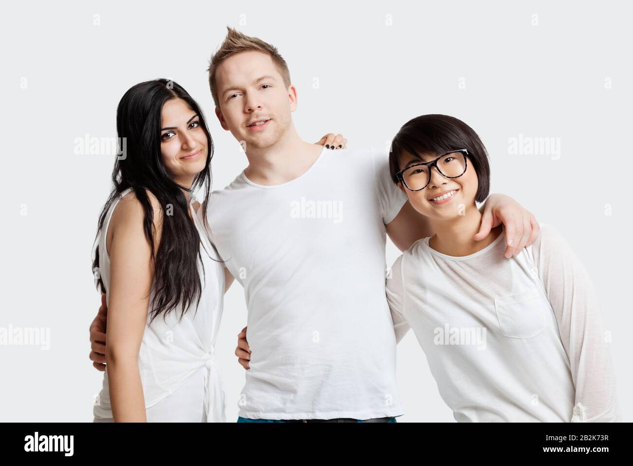 Portrait d'amis multiethniques dans des casuaux souriant sur fond blanc Banque D'Images