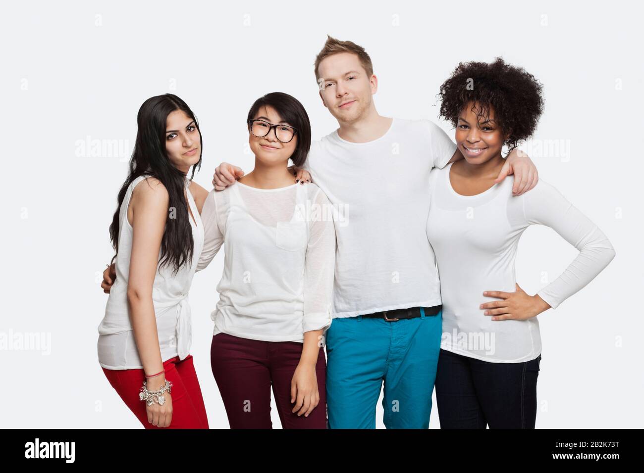 Portrait d'amis multiethniques dans des casuaux souriant sur fond blanc Banque D'Images