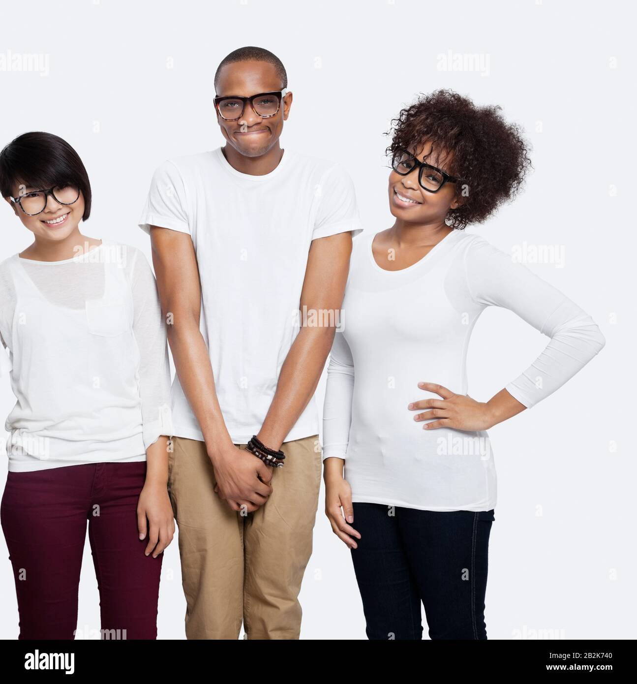 Portrait de jeunes amis multiethniques en général souriant ensemble sur fond blanc Banque D'Images
