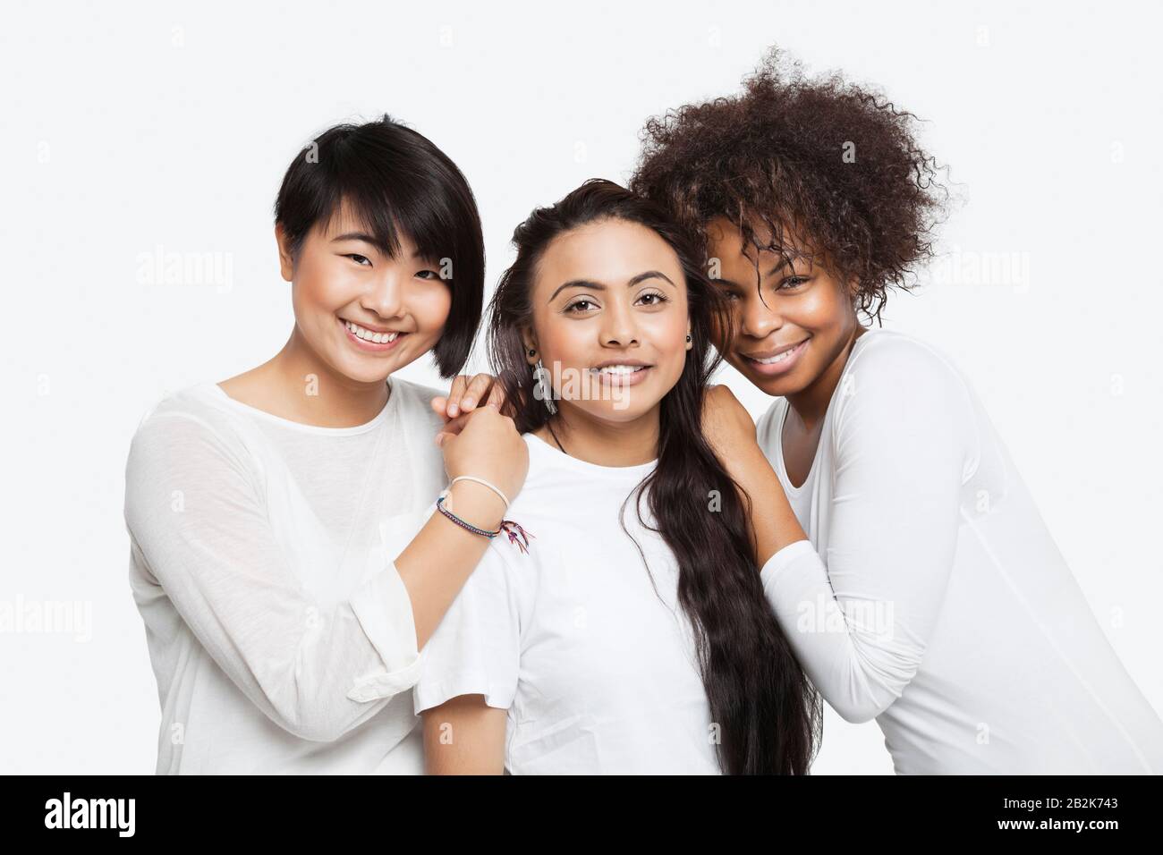 Portrait de jeunes filles multiethniques souriant sur fond blanc Banque D'Images