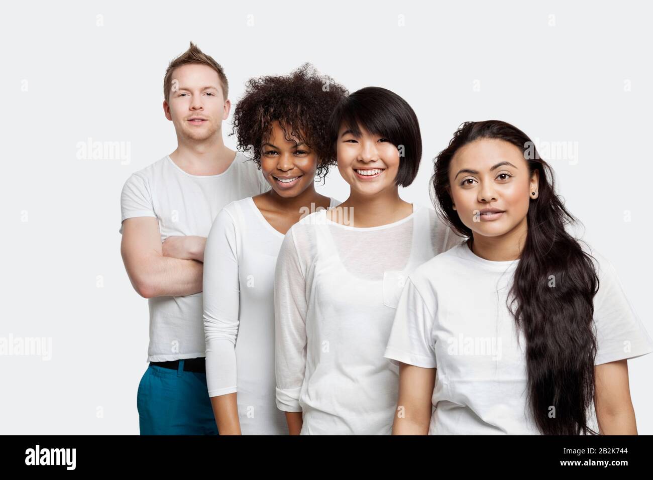 Portrait d'amis multiethniques en général souriant ensemble sur fond blanc Banque D'Images