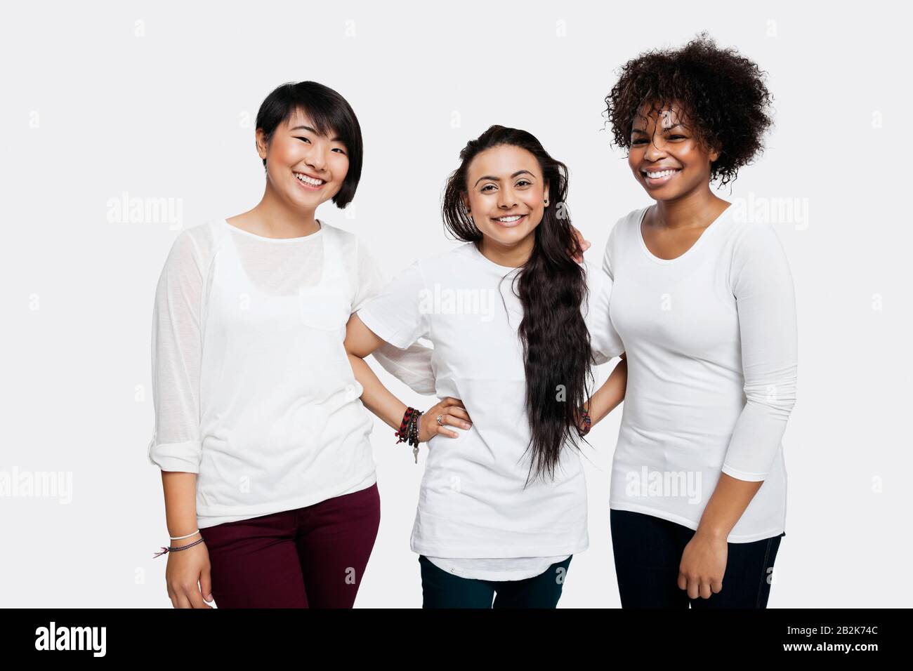 Portrait de jeunes filles multiethniques dans des casuaux souriant sur fond blanc Banque D'Images