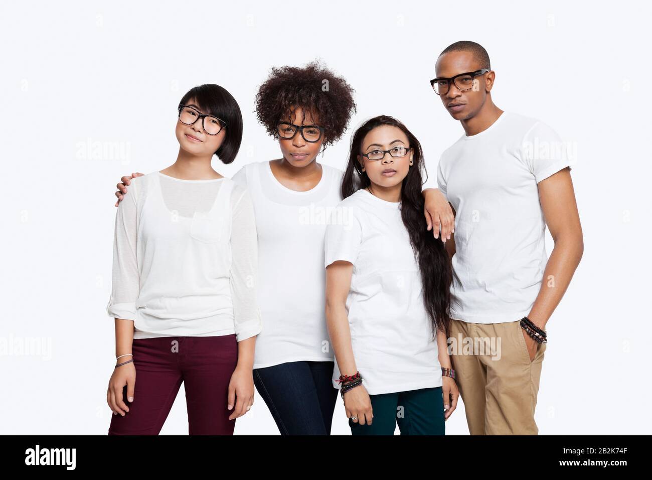 Portrait d'amis multiethniques confiants dans des casuaux se tenant ensemble sur fond blanc Banque D'Images
