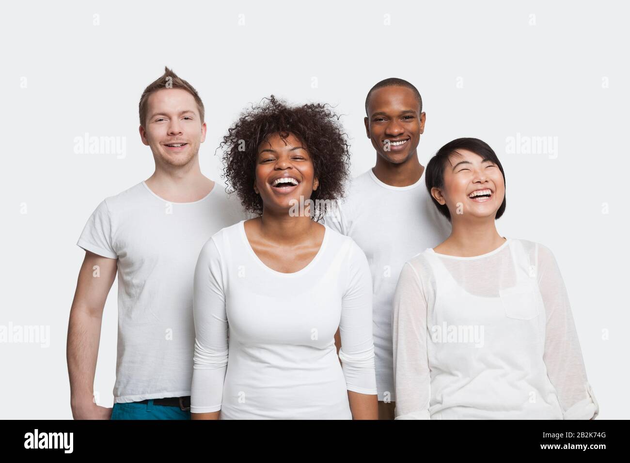 Portrait de jeunes amis multiethniques gaies dans des casual sur fond blanc Banque D'Images