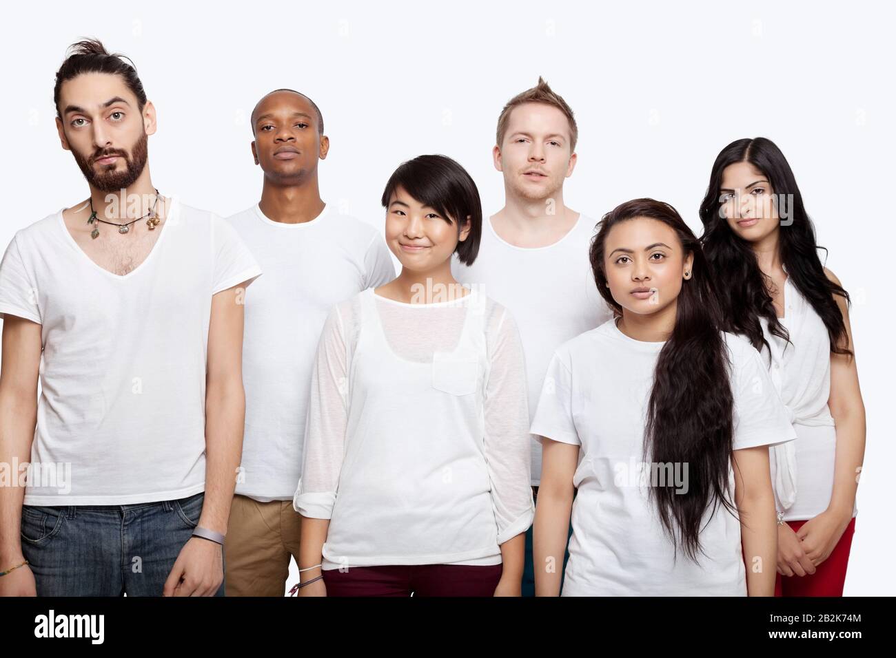 Portrait d'amis multiethniques dans des t-shirts blancs se tenant ensemble sur fond blanc Banque D'Images