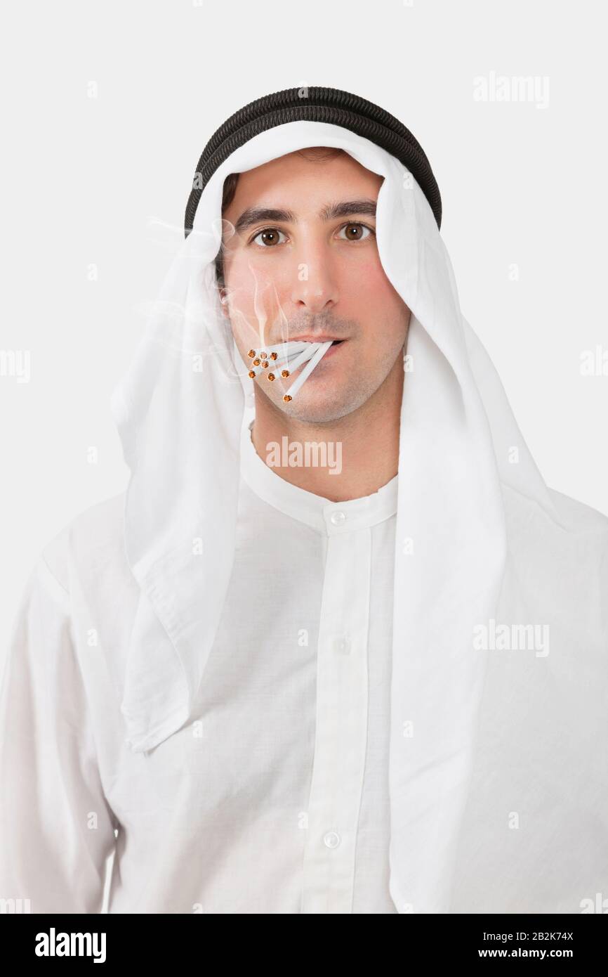 Portrait d'un homme arabe qui fume des cigarettes sur fond blanc Banque D'Images
