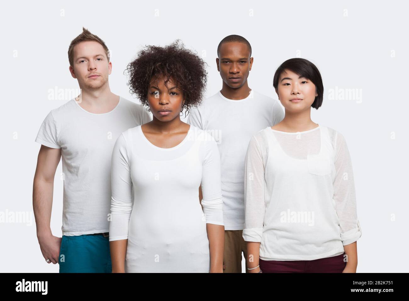 Portrait de jeunes amis multiethniques dans des casuaux se tenant ensemble sur fond blanc Banque D'Images