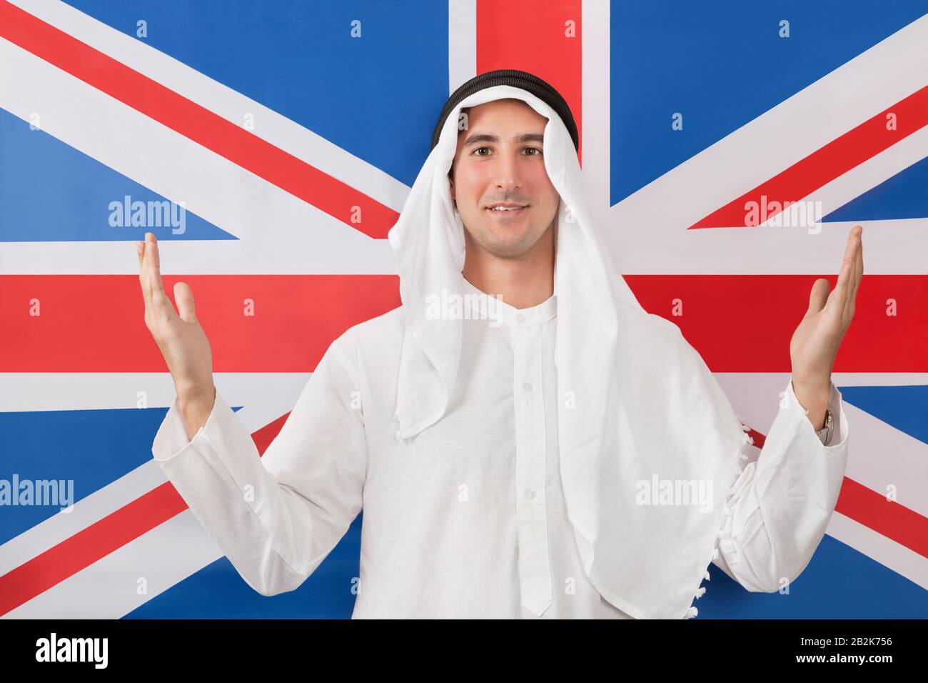 Portrait d'un homme arabe dans des vêtements traditionnels contre le drapeau américain Banque D'Images