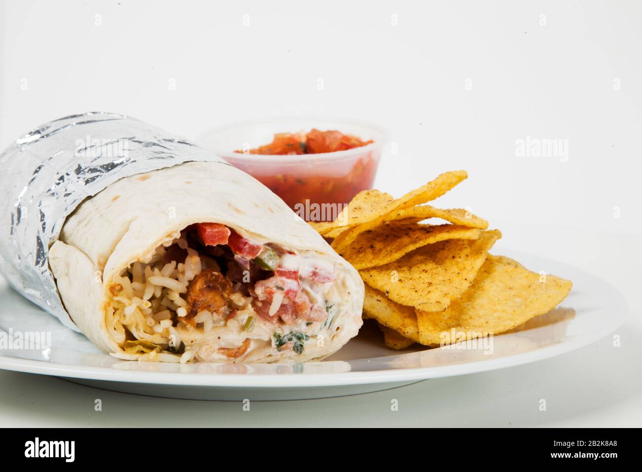 Plaque de viande enveloppée et nachos avec sauce sur fond blanc Banque D'Images