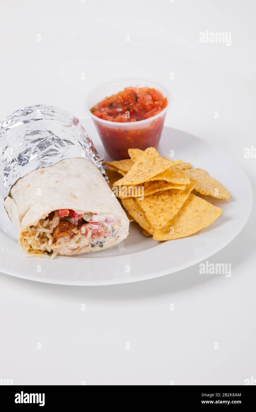 Plaque de viande enveloppée et nachos avec sauce sur fond blanc Banque D'Images