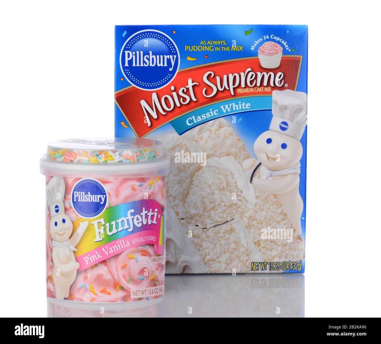 Irvine, CA - 05 janvier 2014 : mélange De gâteau suprême Humide Pillsbury et funketti Frosting. Une boîte de mélange à gâteau blanc et une boîte de Funfetti prête à la propagation Banque D'Images