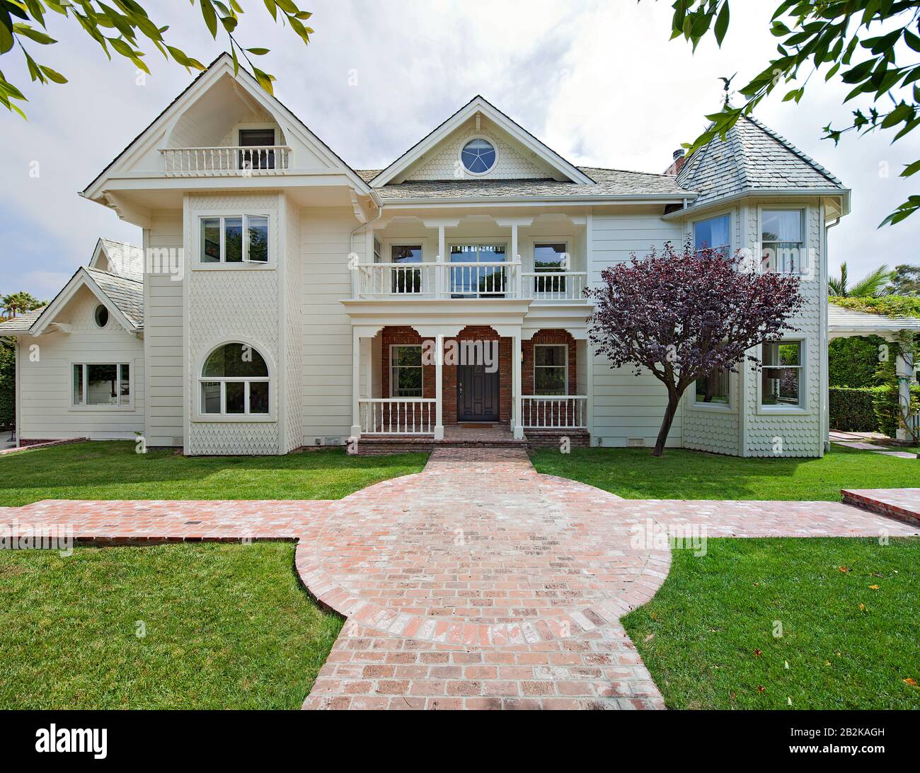 Vue avant De La Façade d'une maison élégante traditionnelle Banque D'Images