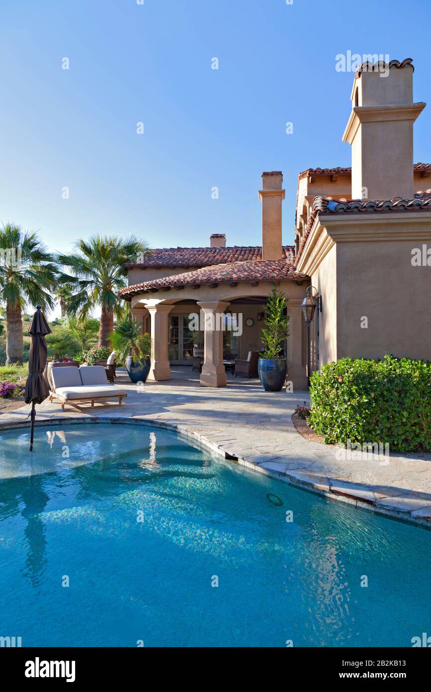 Extérieur de la maison avec piscine Banque D'Images