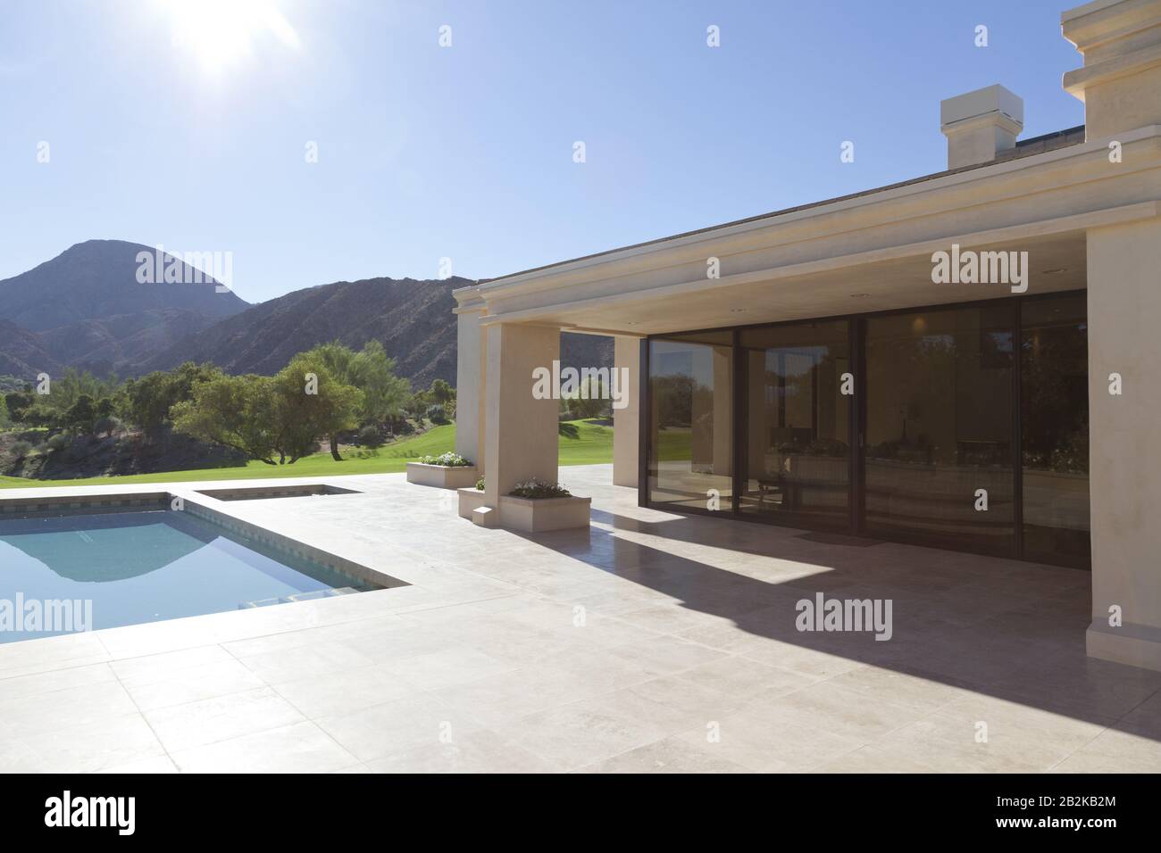 Extérieur de la maison avec piscine et vue sur les montagnes Banque D'Images