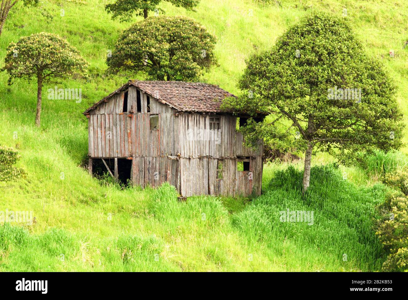Maison bois abandonnés dans les hautes terres équatoriennes Banque D'Images