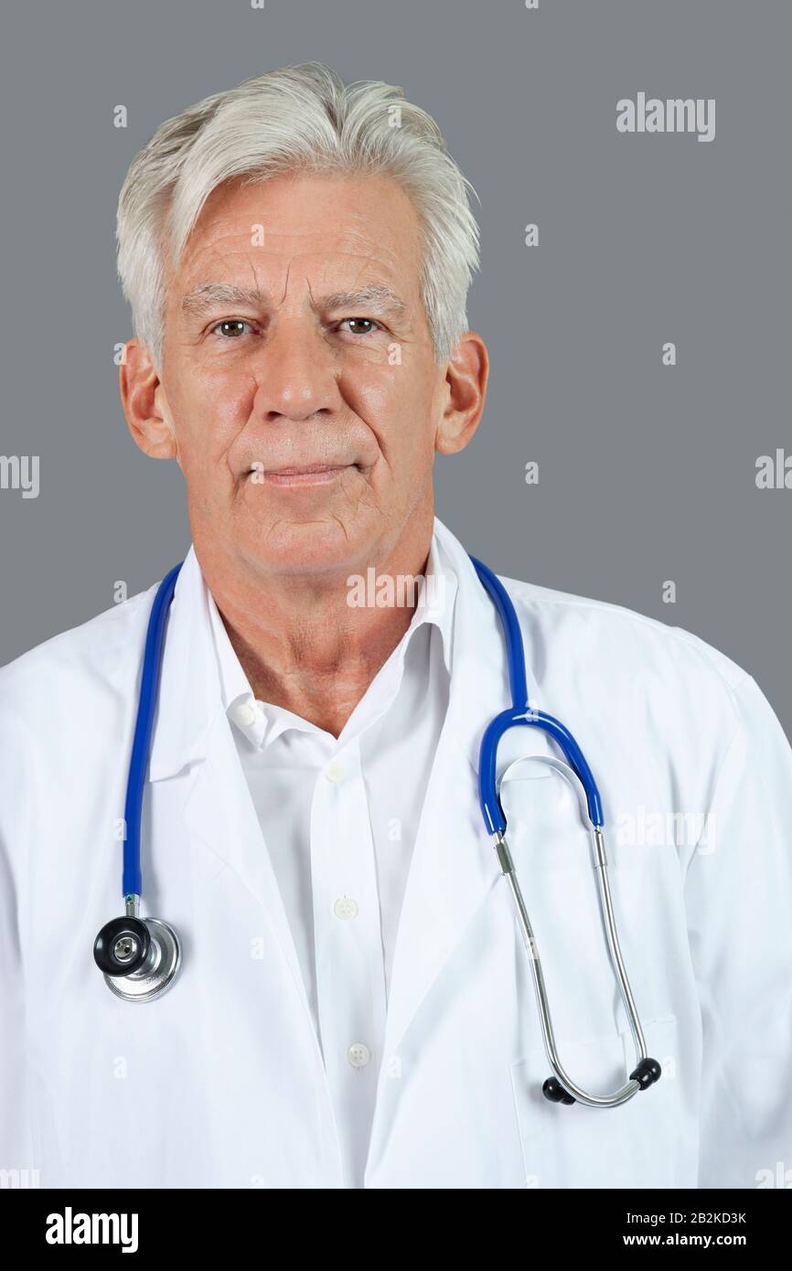 Portrait d'un médecin expérimenté confiant avec stéthoscope autour du cou sur fond gris Banque D'Images