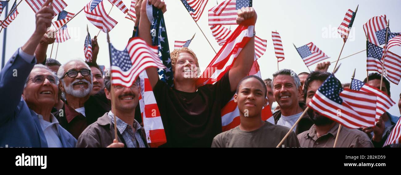 Groupe de personnes multiethniques avec drapeaux américains célébrant le jour de l'indépendance (US) Banque D'Images