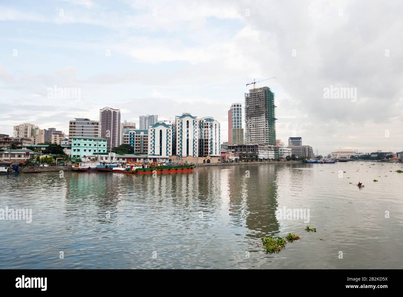 Rivière Pasig avec horizon de la ville; Manille; Philippines Banque D'Images