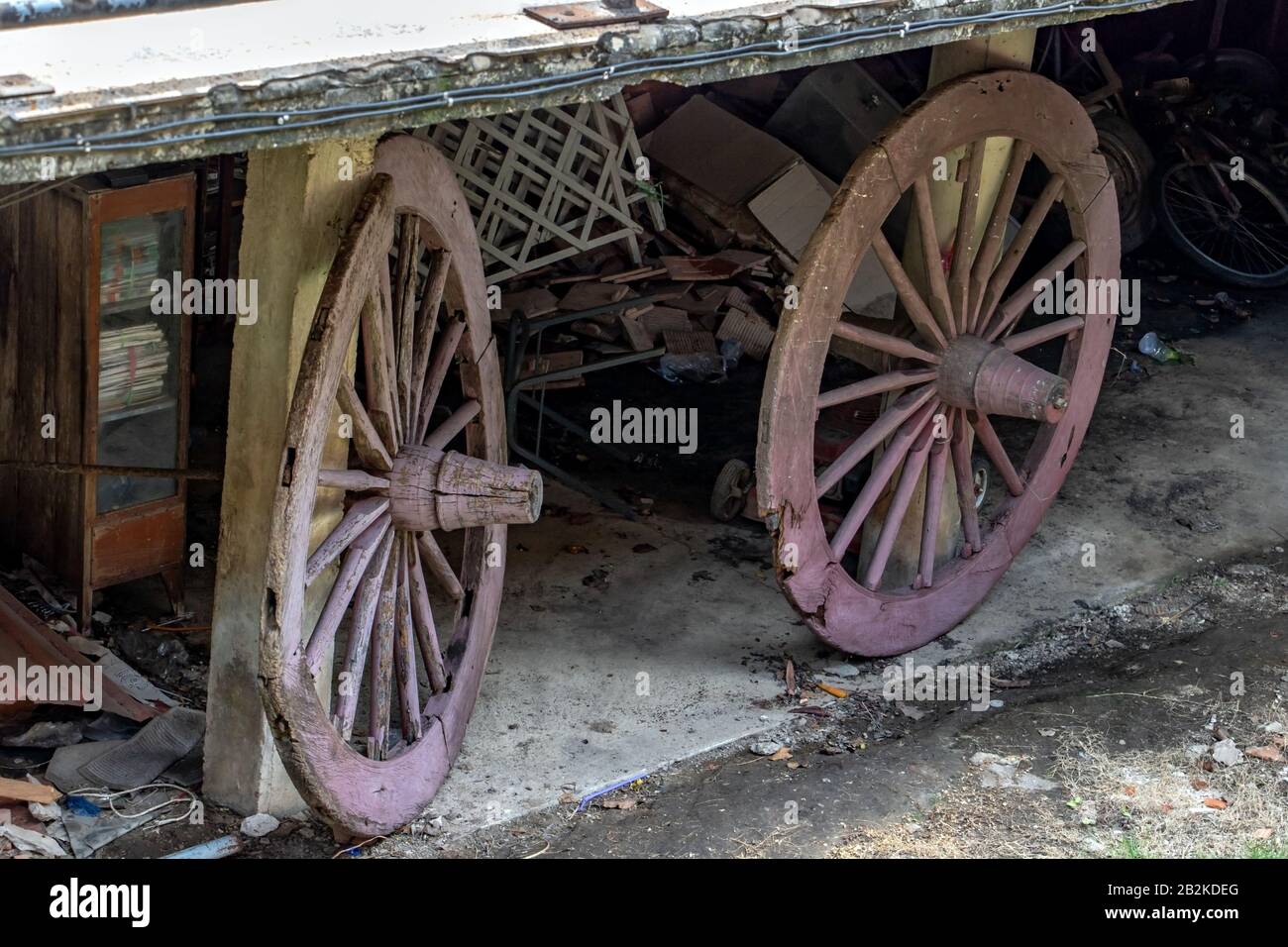 Vieilles roues de rayons en bois dans le sous-sol du bâtiment dans la campagne thaïlandaise. Banque D'Images