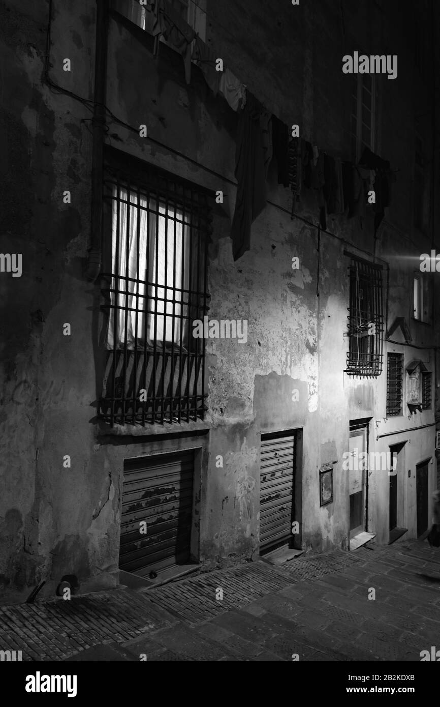 Vue de nuit verticale sur la vieille ville de Gênes, photo en noir et blanc Banque D'Images