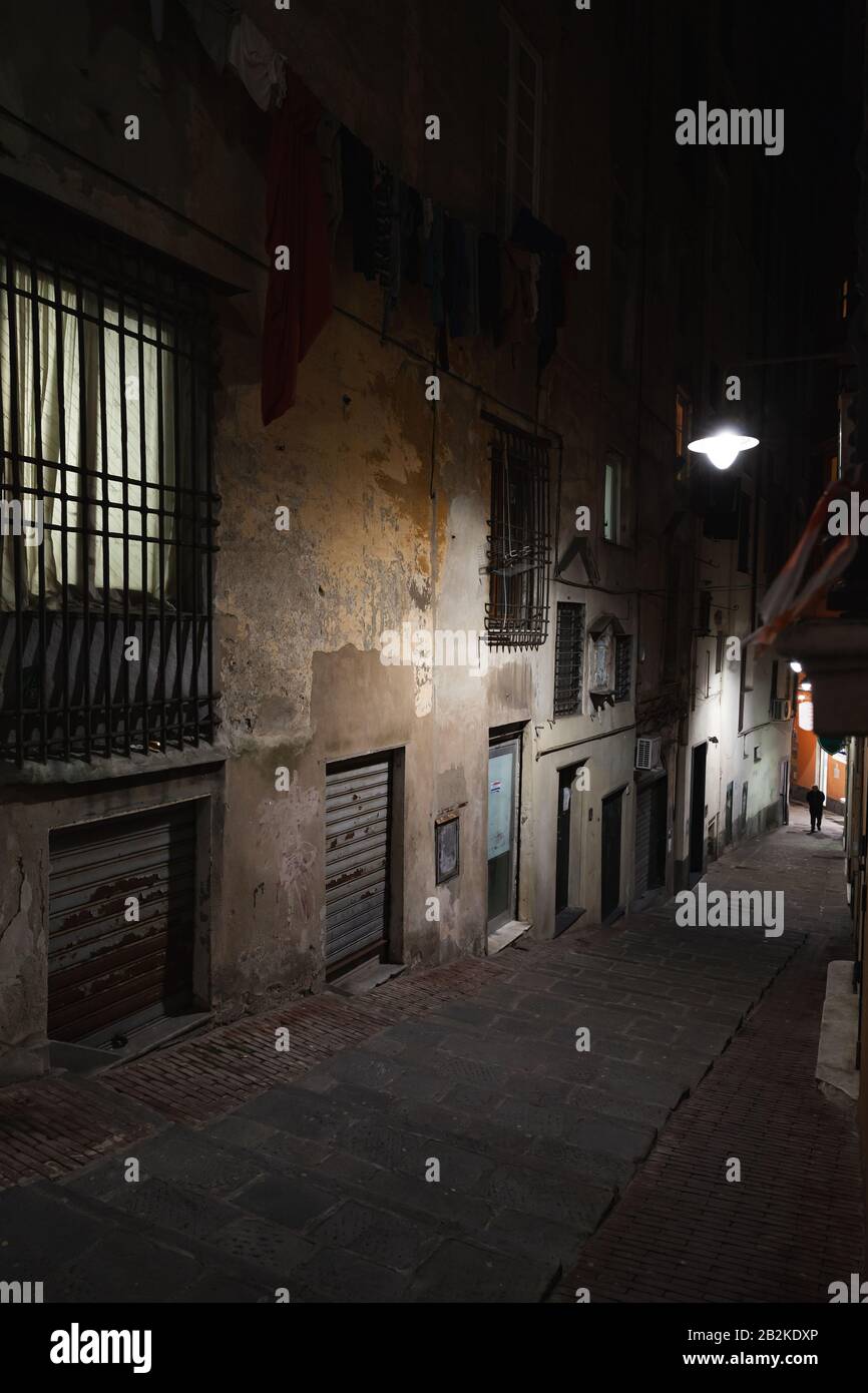 Vue verticale de nuit sur la vieille ville de Gênes Banque D'Images