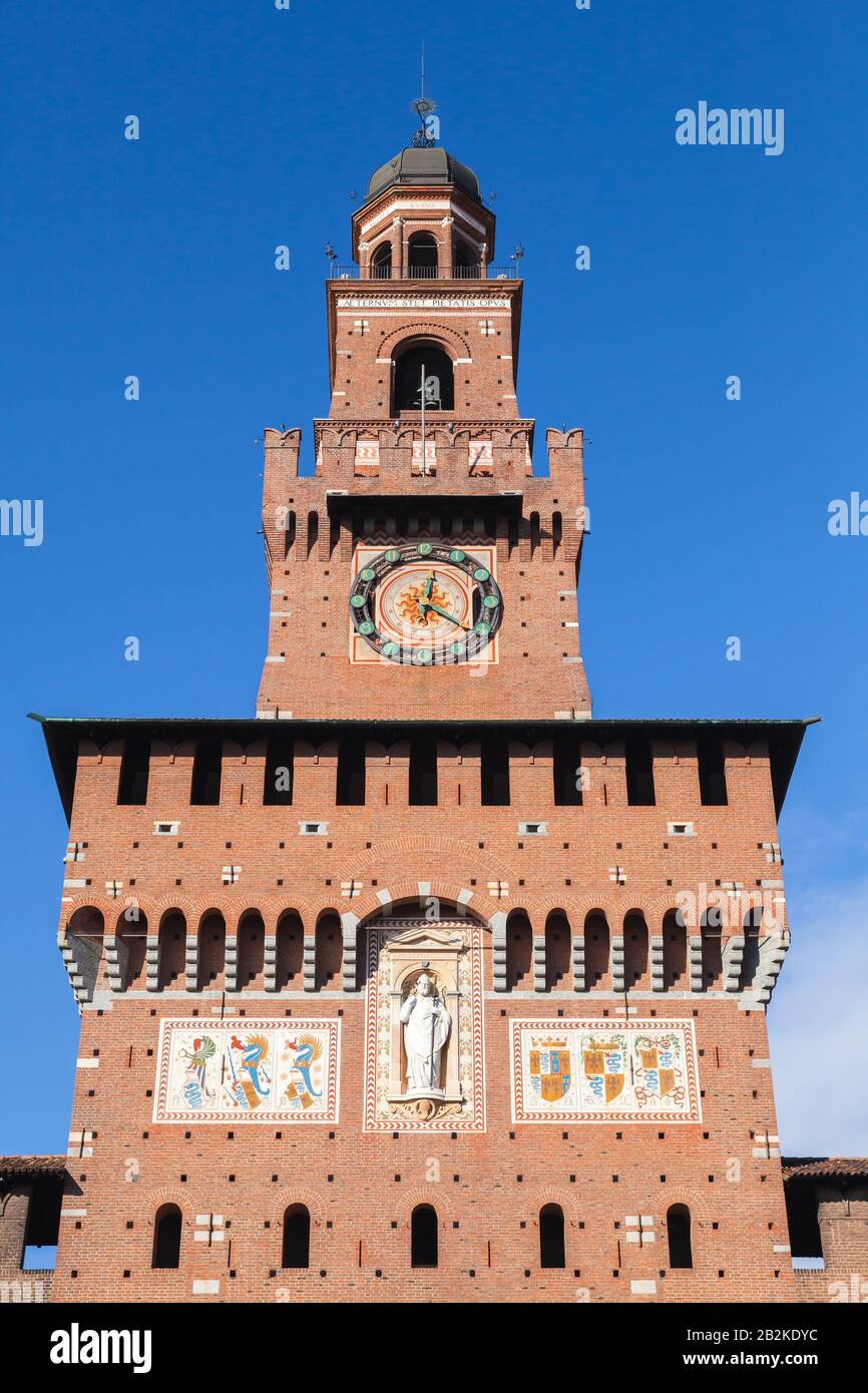 Tour de l'horloge du château de Sforza. Il a été construit au XVe siècle. Plus tard rénové et agrandi, aux XVIe et XVIIe siècles Banque D'Images Tour de l'horloge du château de Sforza. Il a été construit au XVe siècle. Plus tard rénové et agrandi, aux XVIe et XVIIe siècles Banque D'Images