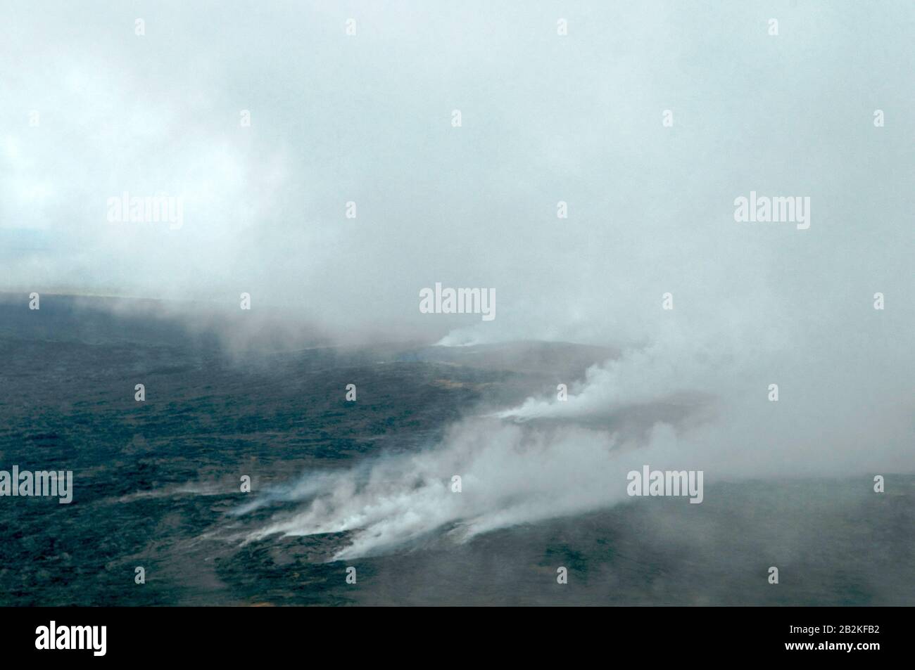 Photographie aérienne de champs de lave fumeurs de l'île hawaïenne alias Big Island de Hawaï. Banque D'Images