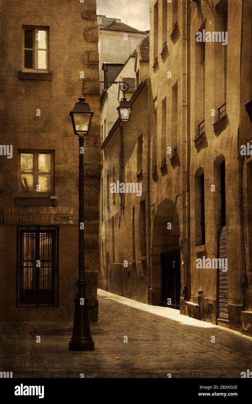 Lumière spectaculaire en fin d'après-midi sur une rue piétonne pavée avec lampadaire, appelée rue du Prevot dans le quartier du Marais de Paris. Banque D'Images