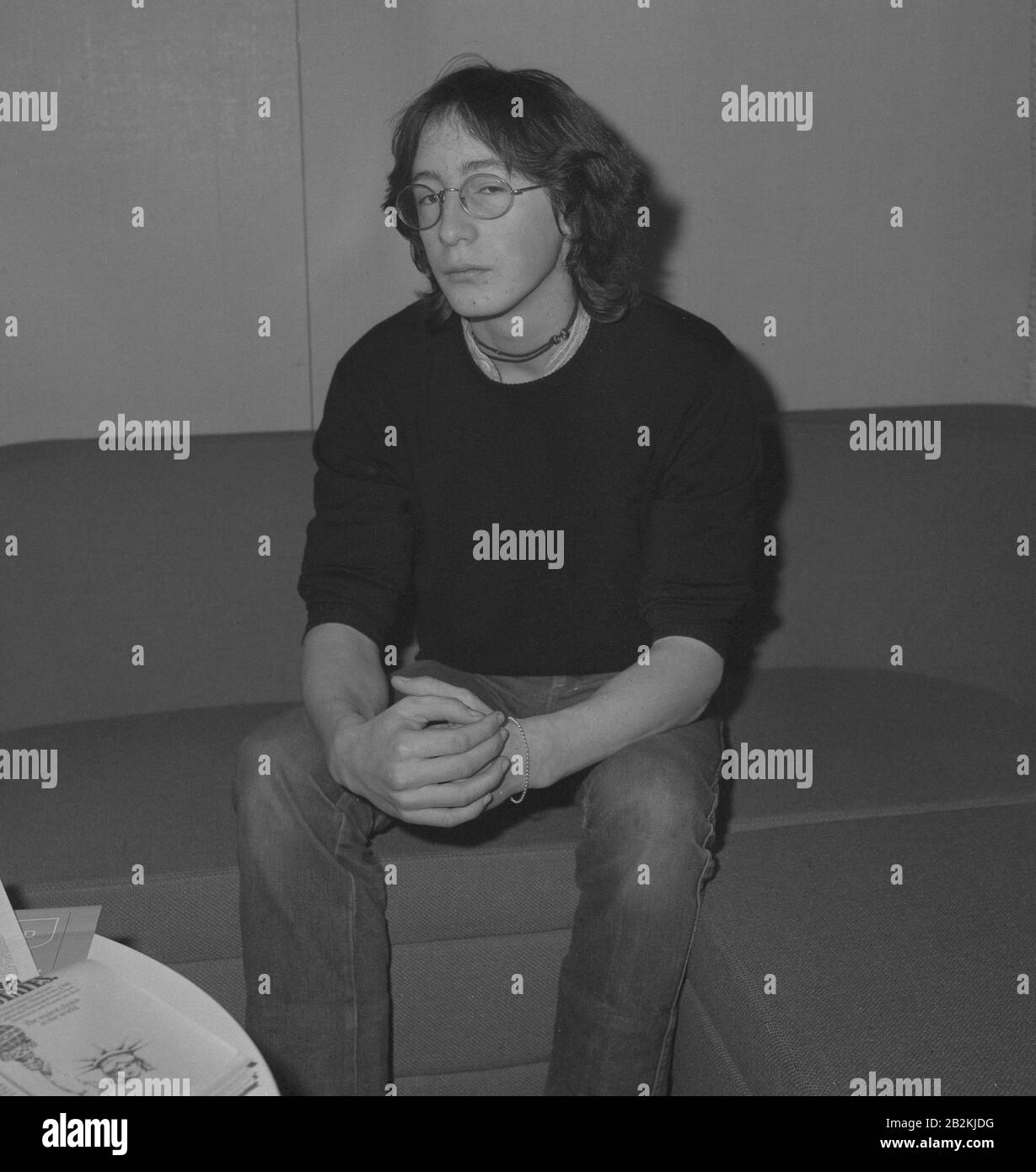 Julian Lennon, fils de 17 ans de l'ex-Beatle John Lennon, à l'aéroport Heathrow de Londres, lorsqu'il est parti pour New York où son père pop Star a été abattu hier soir par un homme à son arrivée dans son appartement à New York. Banque D'Images